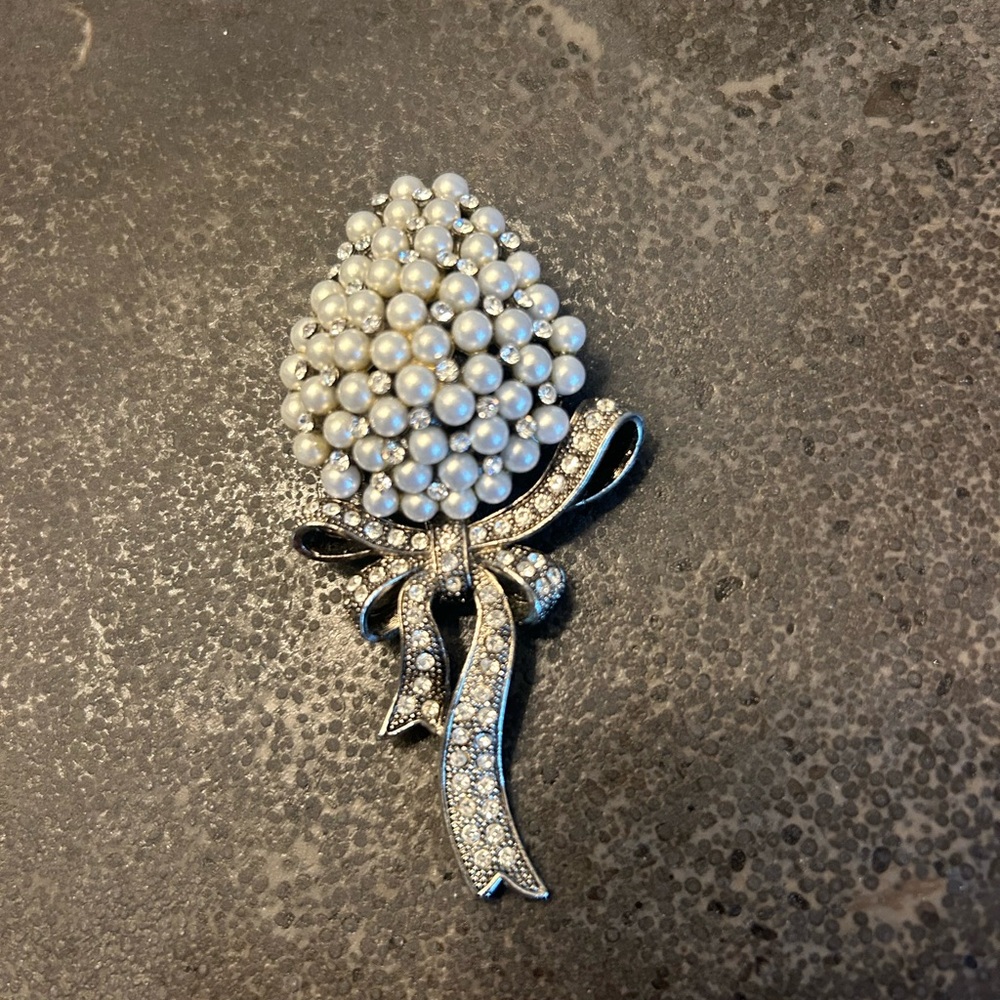 Vintage Pearl and Silver tone Brooch. Working closure. No missing stones